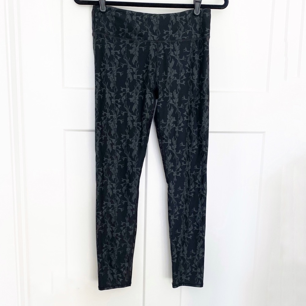 Fabletics Powerhold High Rise Leggings Black/Gray Floral Workout Gym Size Small - Picture 3 of 9